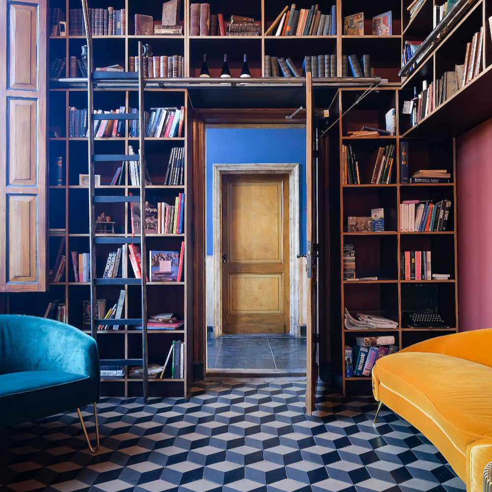 Enorme boekenkast in een hotel in Riethoven