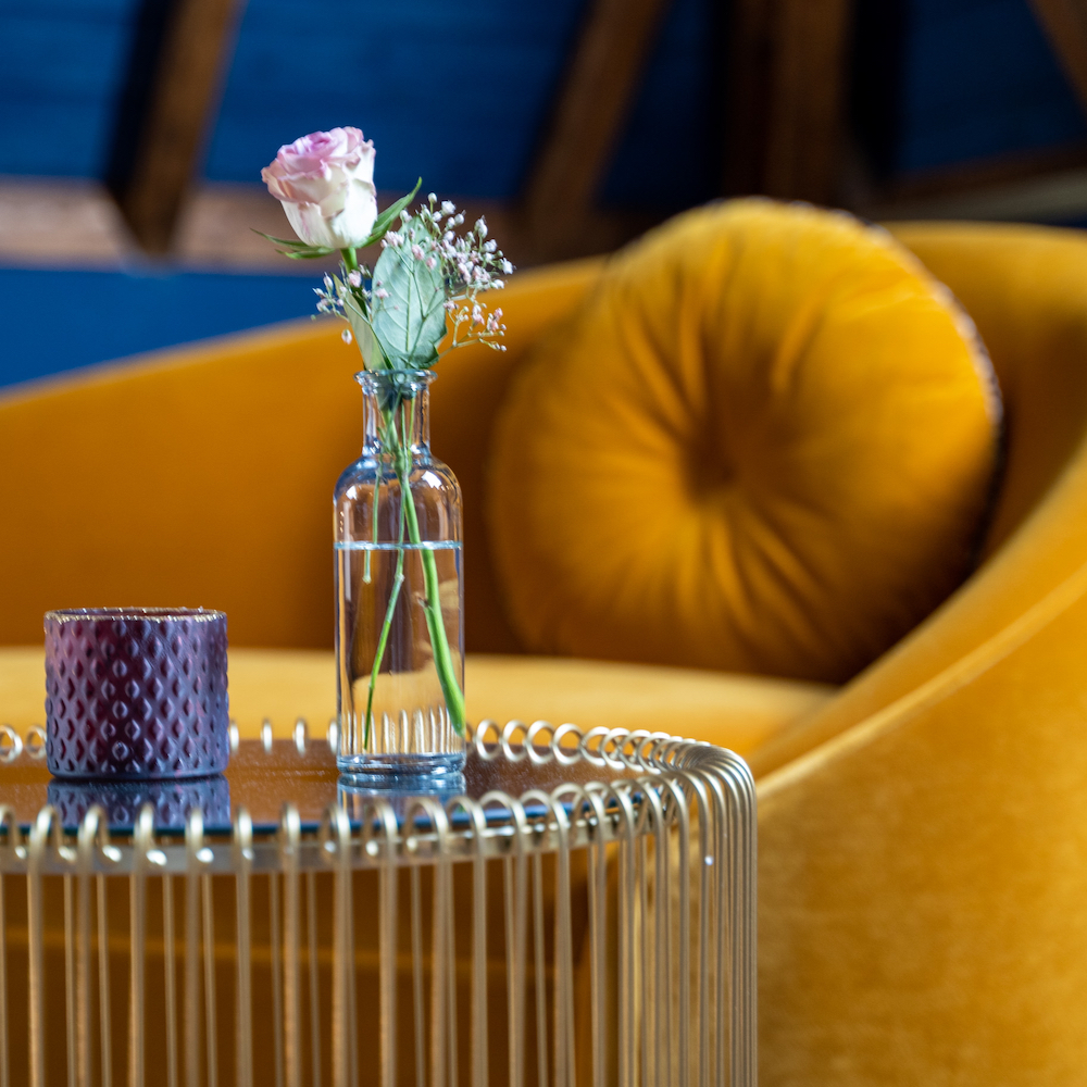 Kleurrijke loungestoel met bloemen in een hotel in Noord-Brabant