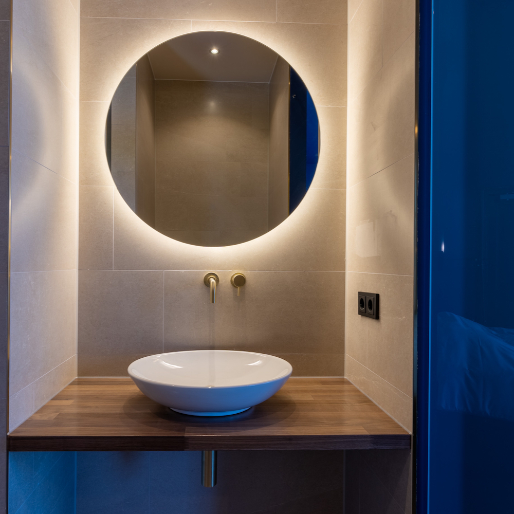 Moderne badkamer met spiegel in een hotel in Riethoven