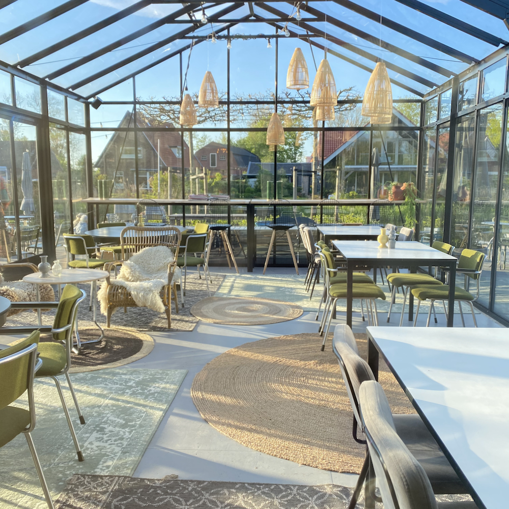 Sfeervol eten in een kas in Winsum