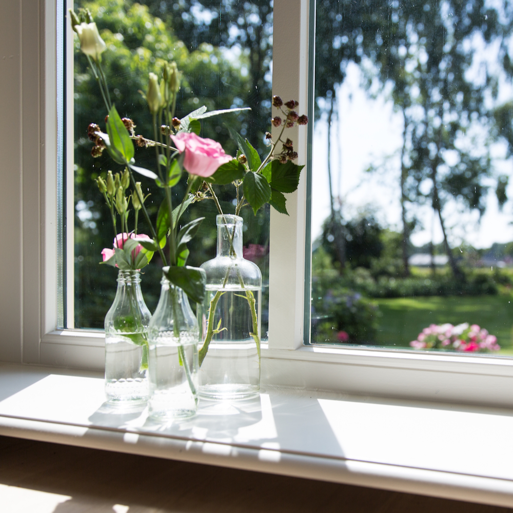 Fleurige bloemen in het raamkozijn in een vakantiehuis in Twente
