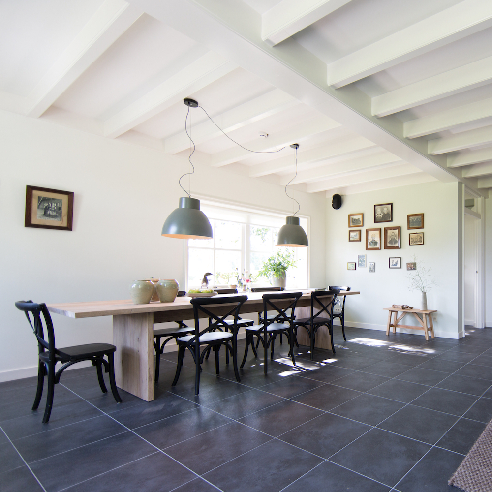 Grote eettafel in een vakantiehuis in Twente