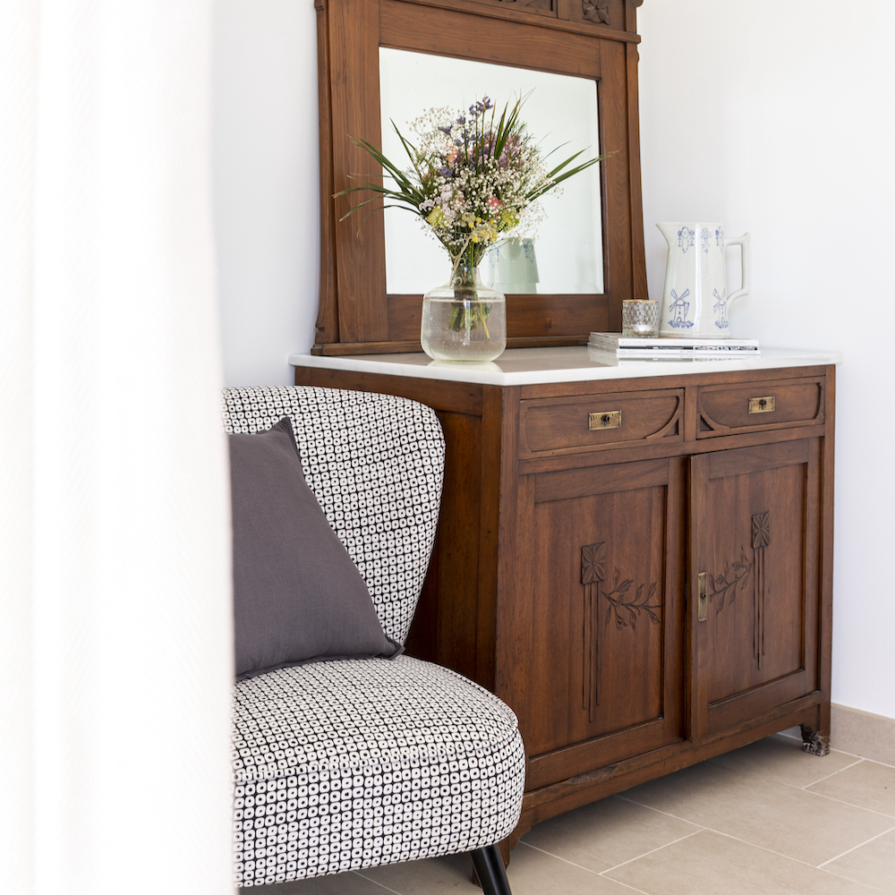 Authentiek kastje met bloemenvaas in een appartement in Spanje