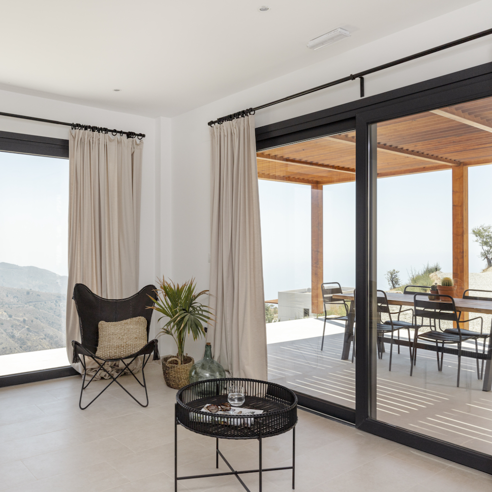 Modern zitje binnen en buiten appartement in Spanje