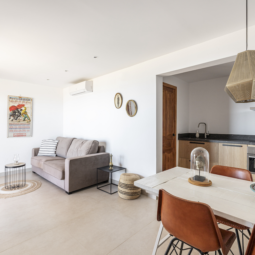 Sfeervolle woonkamer en keuken in een villa in Andalusië
