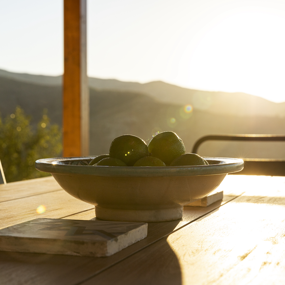 Genieten van de zonsondergang buiten aan tafel in Spanje