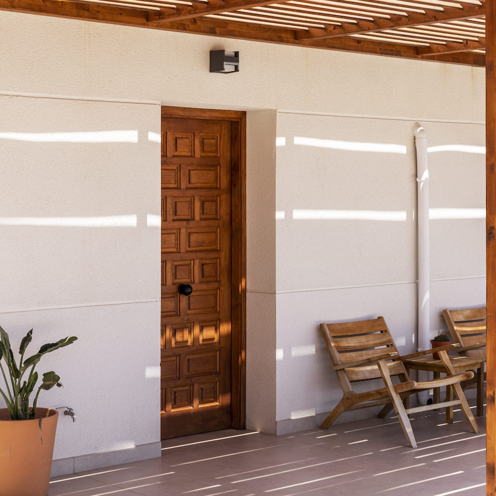 Toegangsdeur tot een luxe villa in Spanje