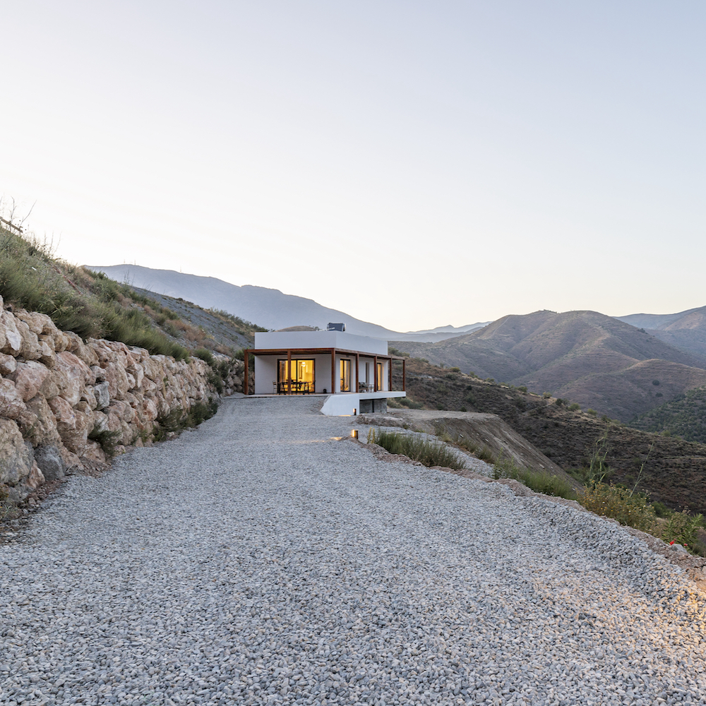 Kronkelende bergweg naar een Villa in Spanje