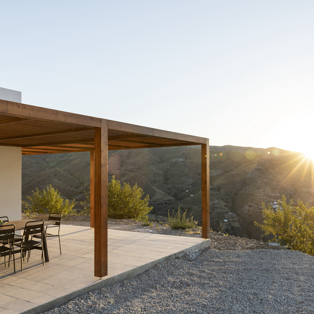 Terras met uitzicht op de bergtoppen van Sierra Nevada