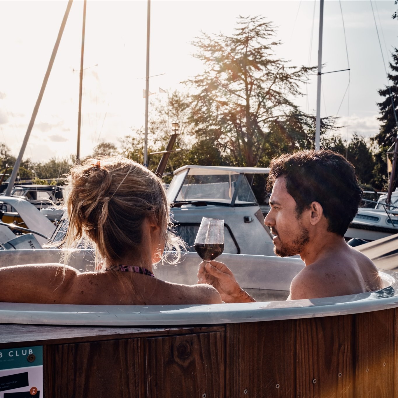 Relaxen in een hot tub met drankjes in de haven van Vinkeveen