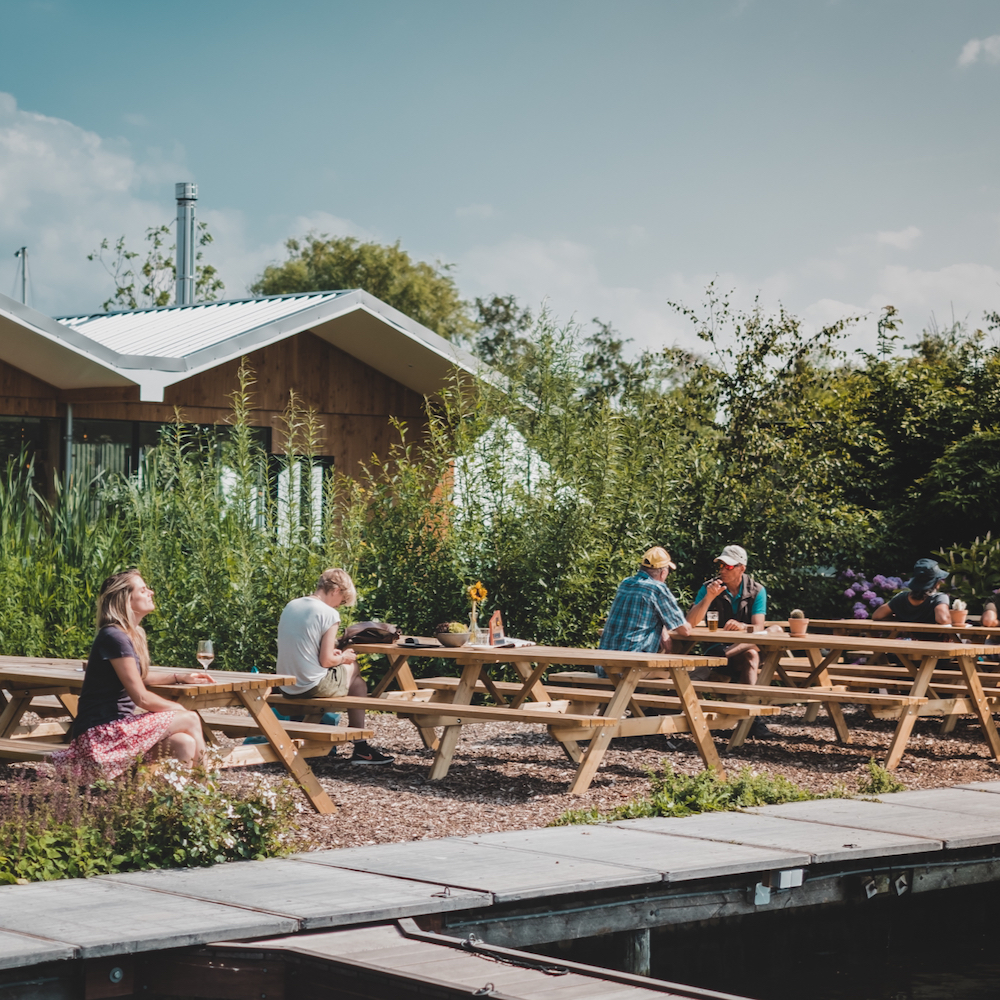 Picknicktafels op het terras