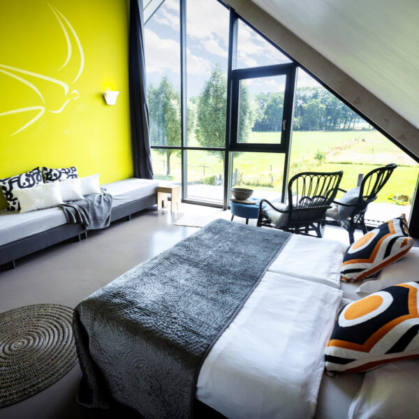 Slaapkamer met zitje voor het raam groepsaccommodatie