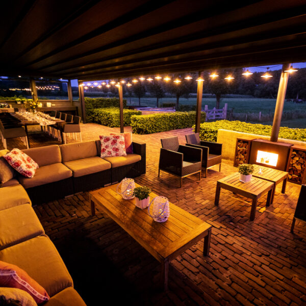 Buitenterras met haard groepsaccommodatie