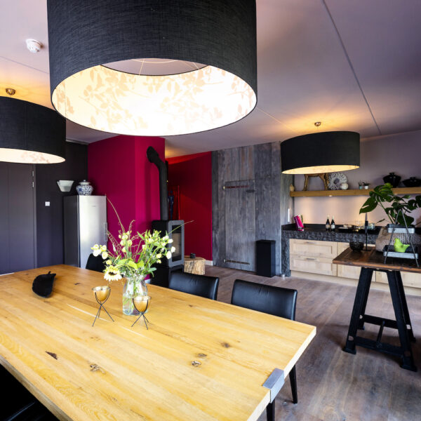 Eettafel met open keuken groepsaccommodatie