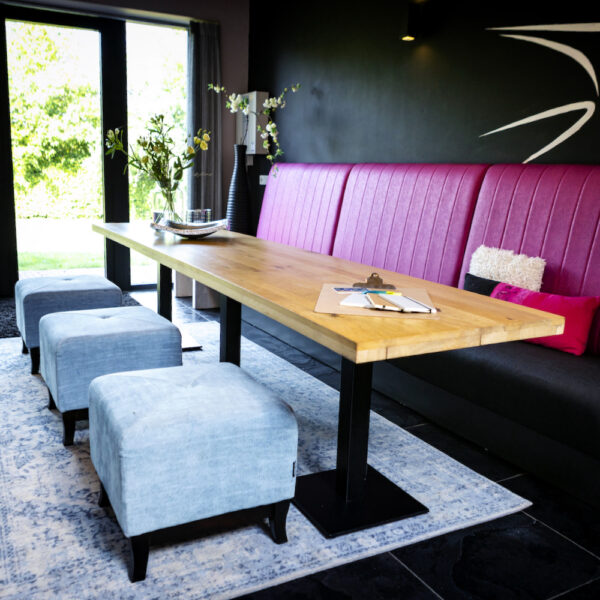 Eettafel met lange bank groepsaccommodatie