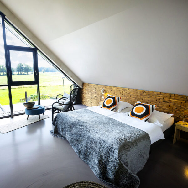 Slaapkamer met grote ramen groepsaccommodatie