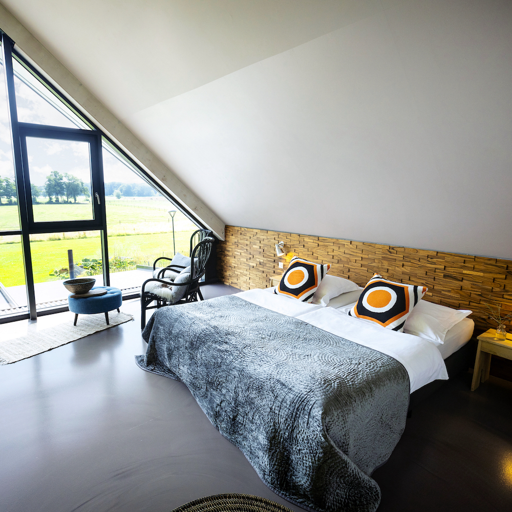 Slaapkamer met grote ramen groepsaccommodatie