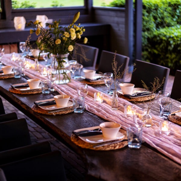 Buiten eten bij de groepsaccommodatie in het Vechtdal