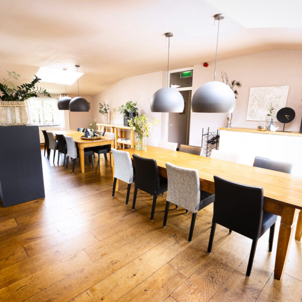 Lange tafels in de groepsaccommodatie in het Vechtdal