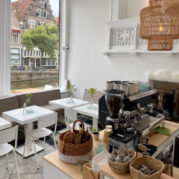 Koffiebar in Alkmaar aan de gracht