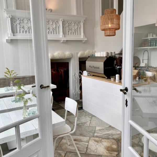 Open deur van de koffiebar