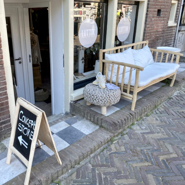 Zitjes voor de gevel van het hotel