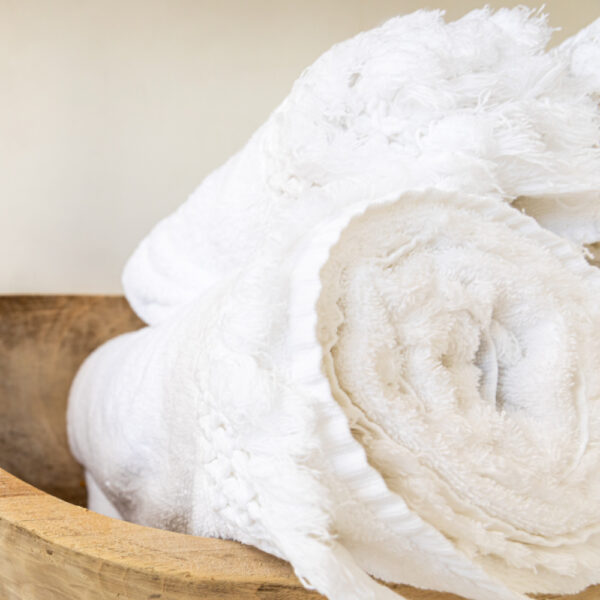 Opgerolde handdoeken in het hotel