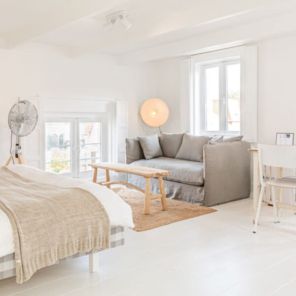 Slaapkamer met natureltinten in het hotel