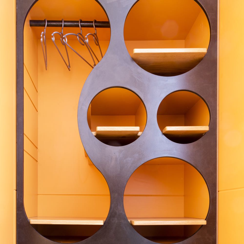 Bijzondere kast in de B&B kamer