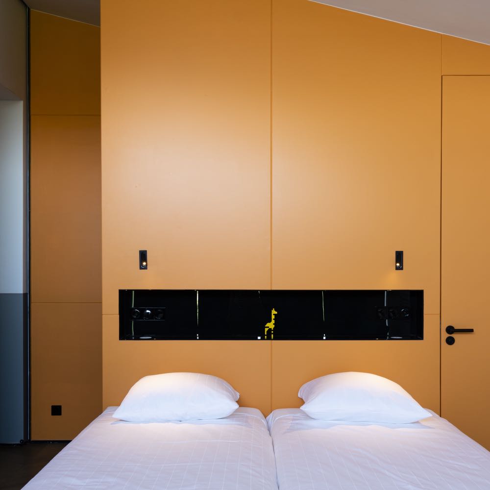 Slaapkamer met oranje wand