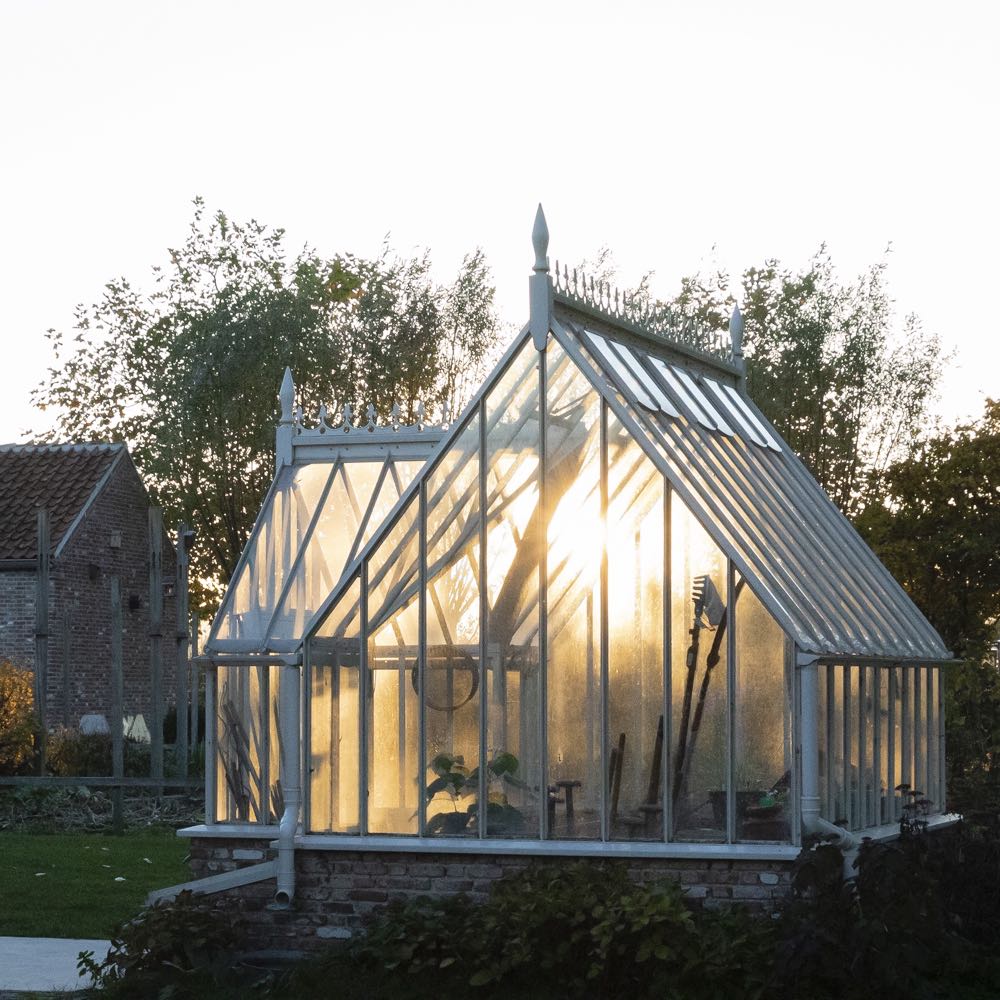 Kas in de tuin van de B&B