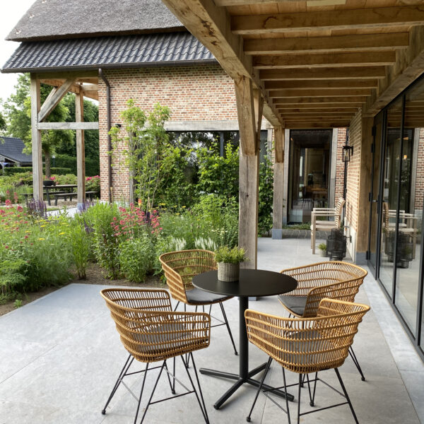 Rotan zitje op terras in de tuin van de B&B in Brabant