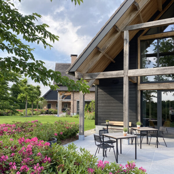 Terras in de tuin van de B&B in Brabant