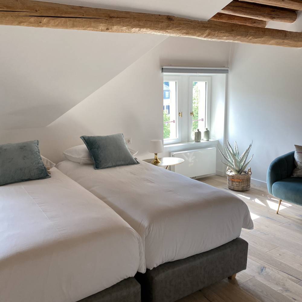 Slaapkamer met twee losse bedden in de B&B