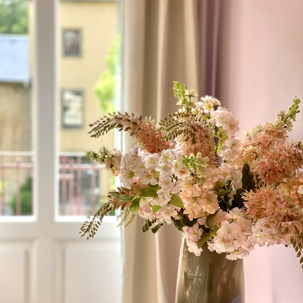 Kunstbloemen in een vaas in de B&B