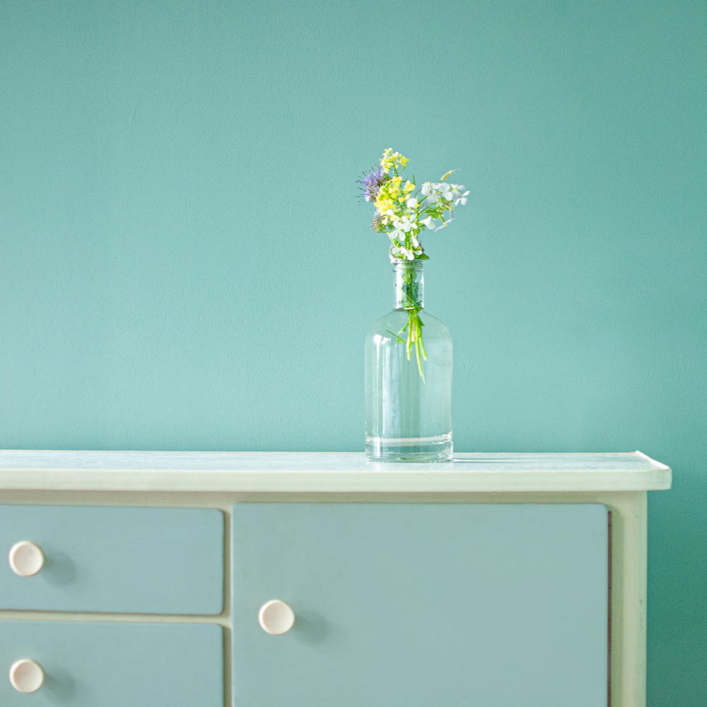 Kastje met vaasje veldbloemen