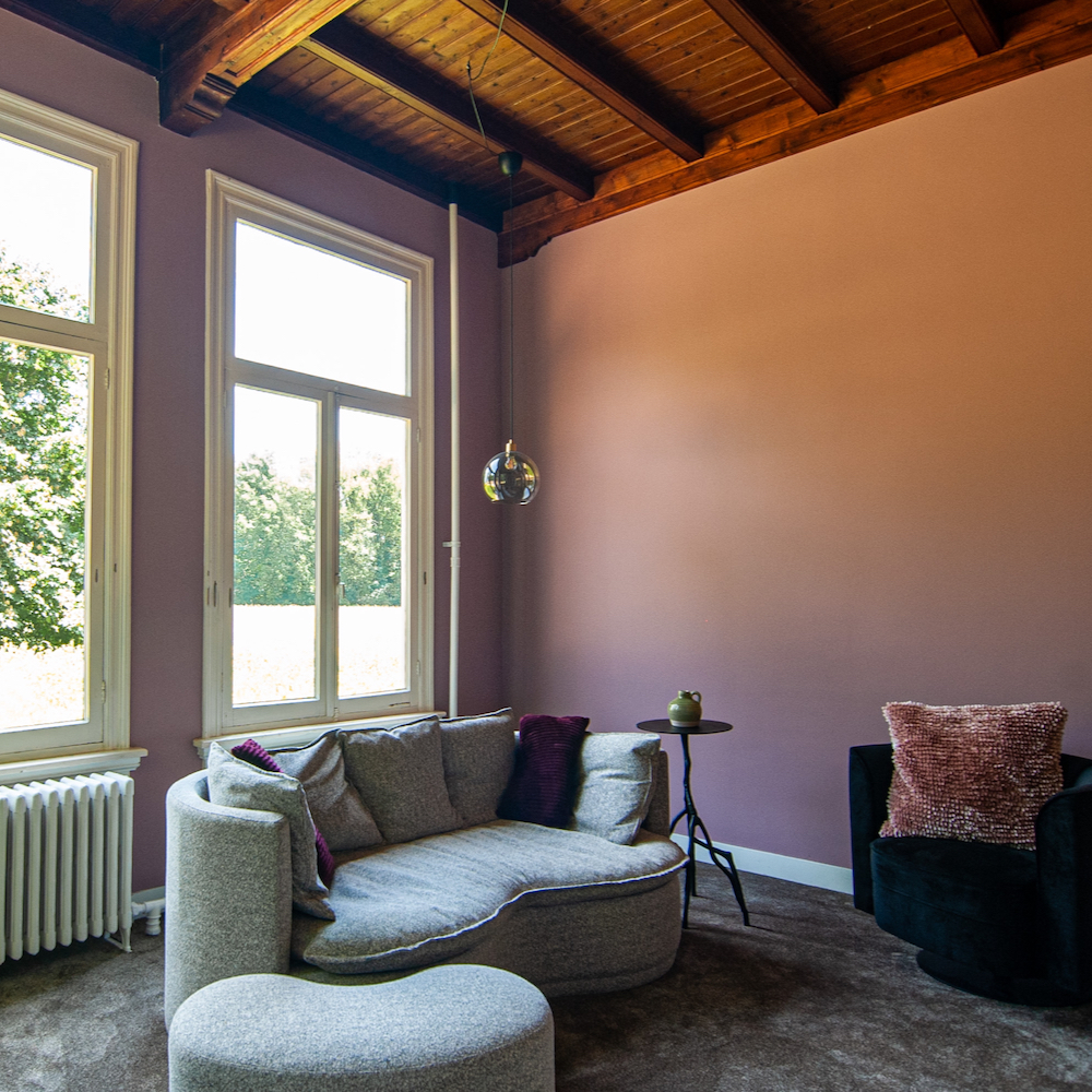 Halfronde grijze bank in het vakantiehuis