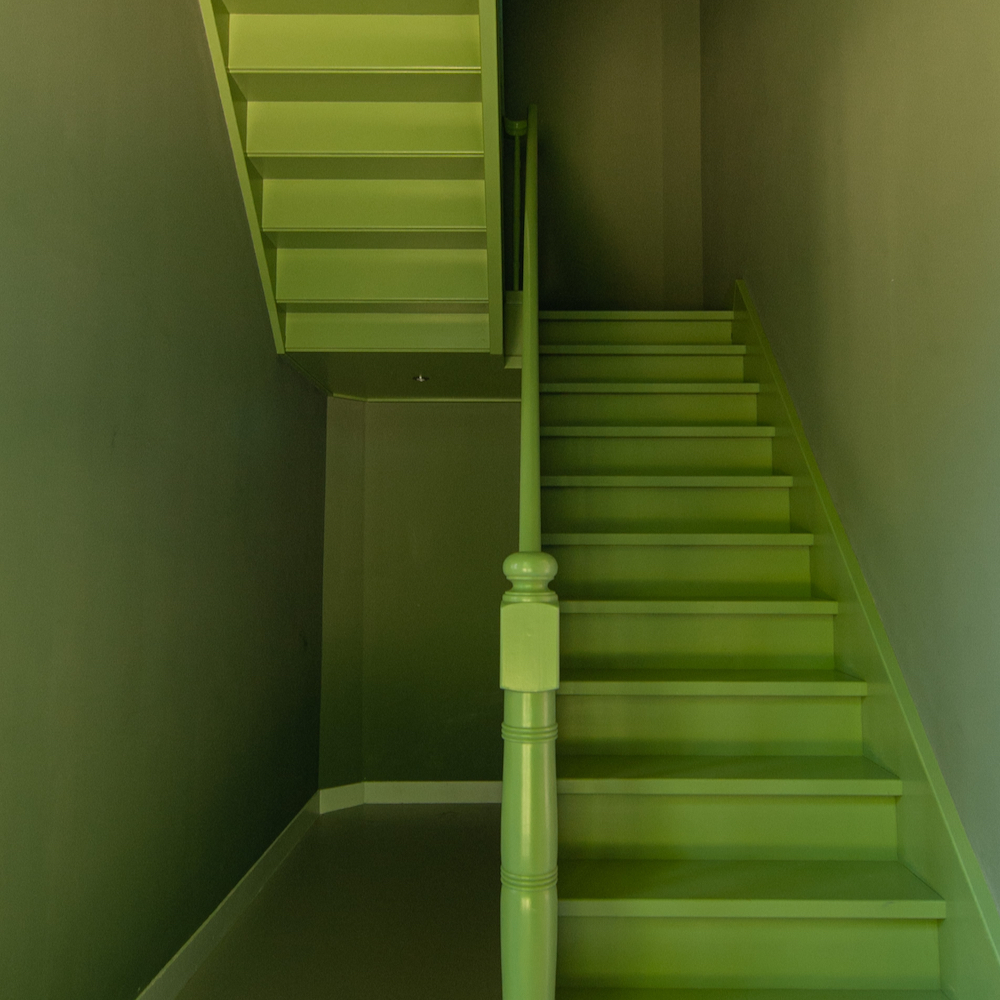 Trappenhuis in het groen in het vakantiehuis