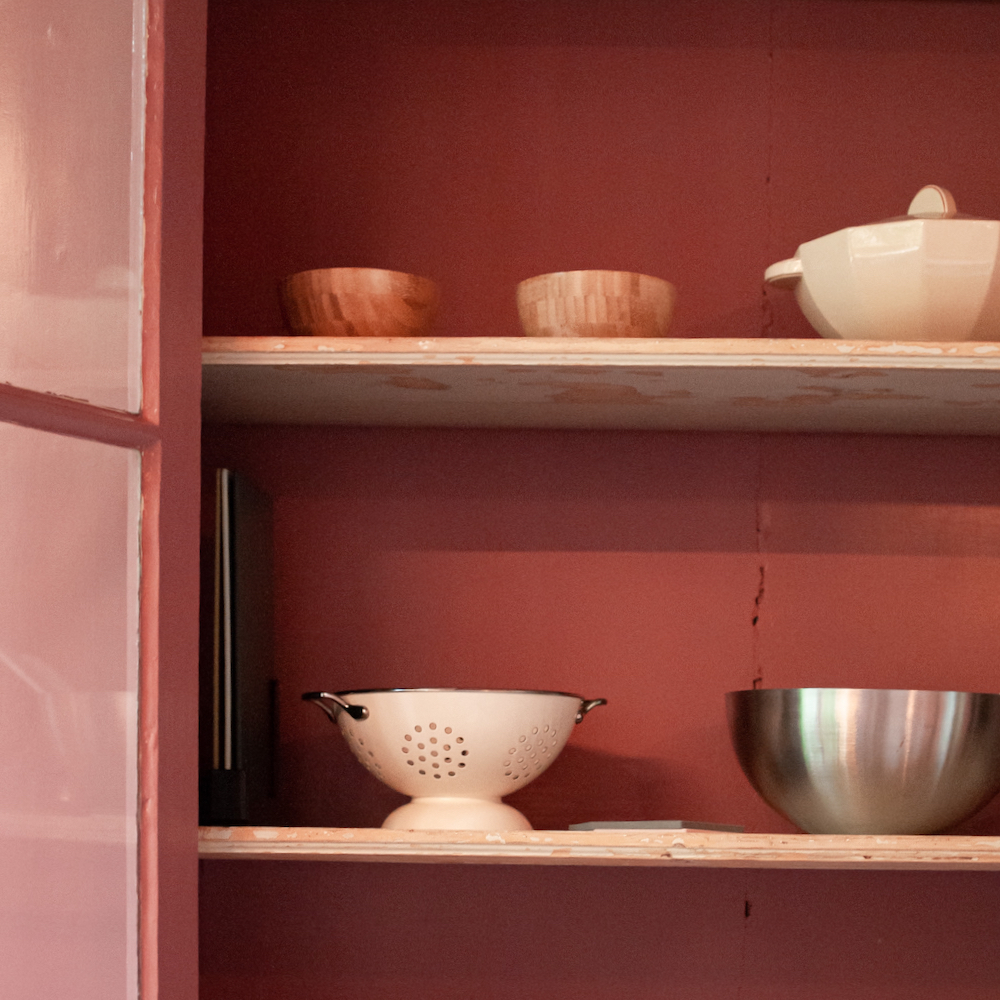 Kast met servies in vakantiehuis