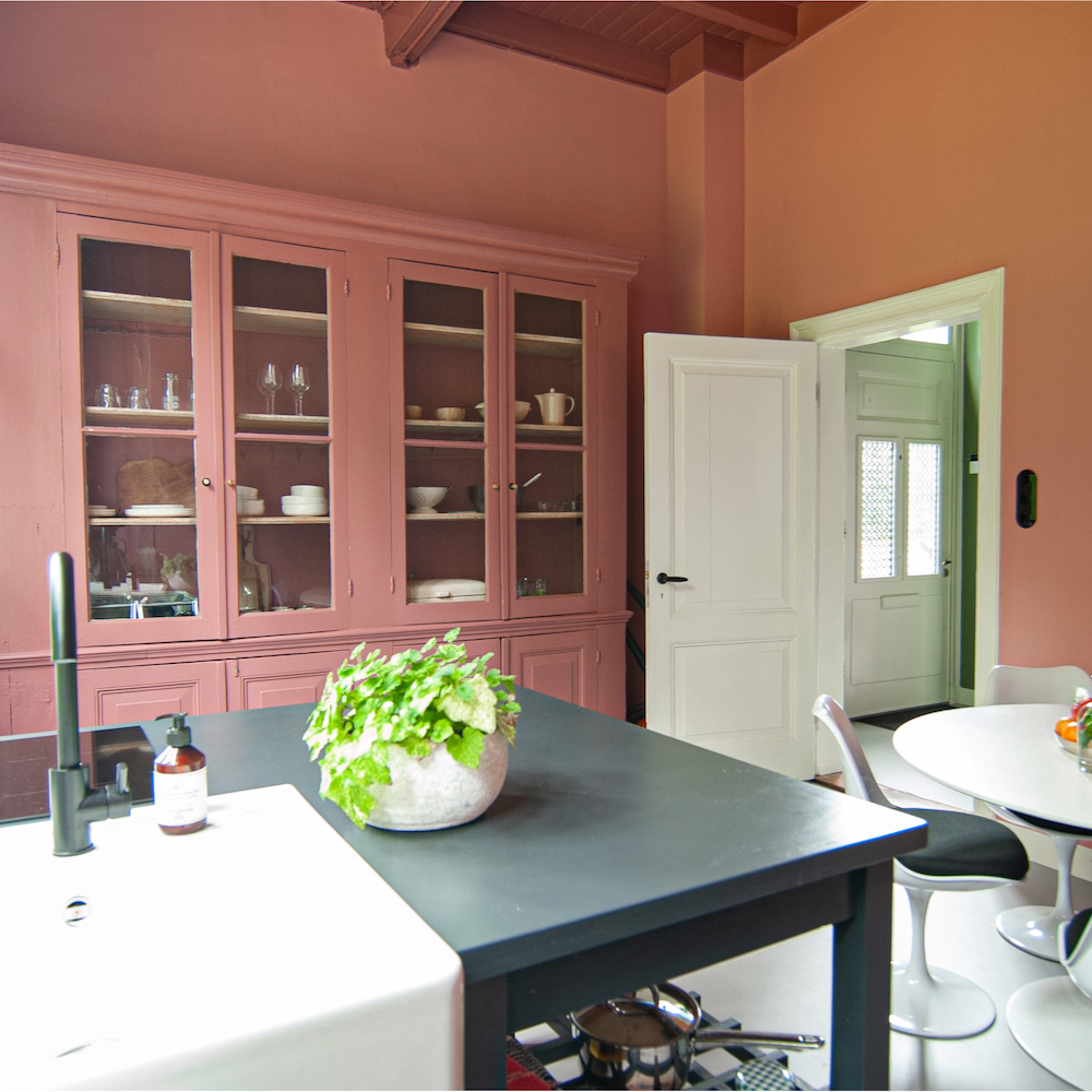 Keuken met roze muren in het vakantiehuis