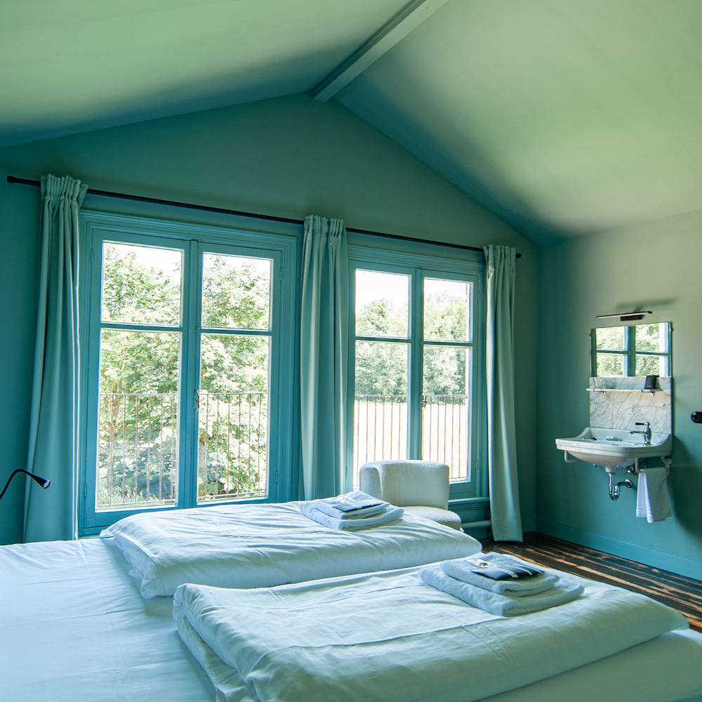 Slaapkamer met tweepersoons bed accommodatie weekendje weg