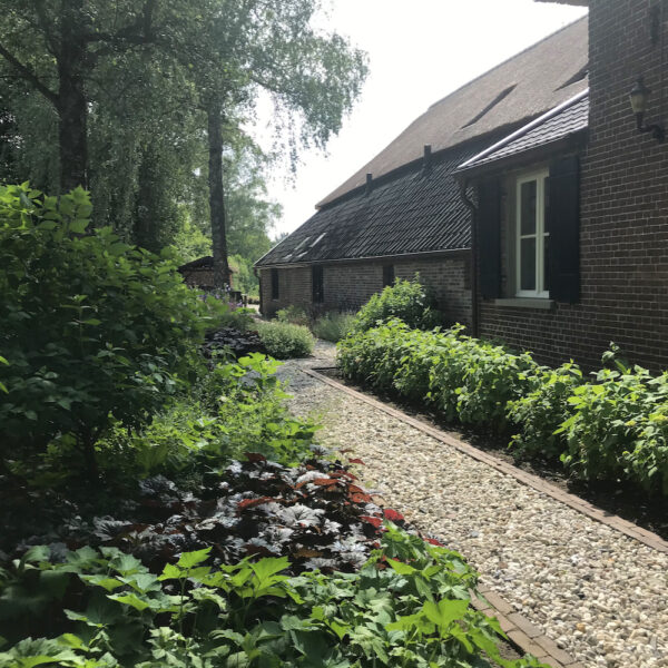 Zijtuin bij de hoeve