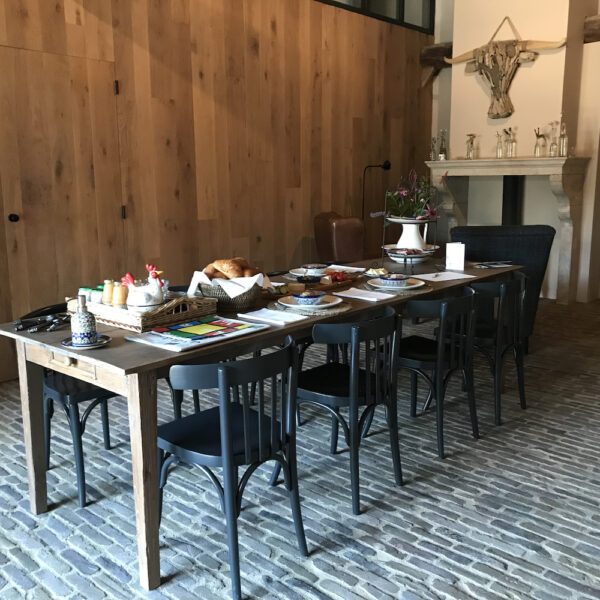 Gedekte tafel met plaats voor 8 personen