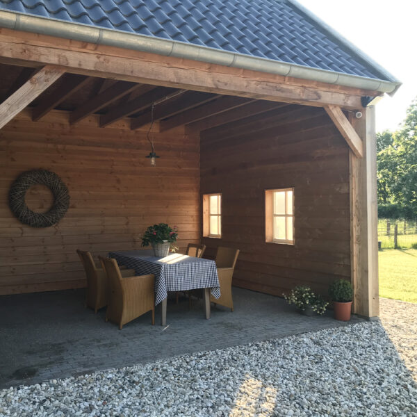 Overkapt terras bij de boerderij