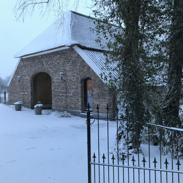 Winter en sneeuw bij de boerderij