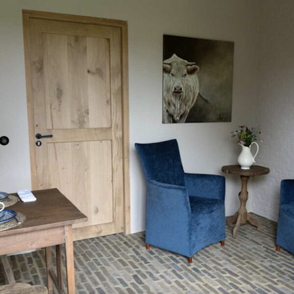 Blauwe fauteuils op de deel van de hoeve