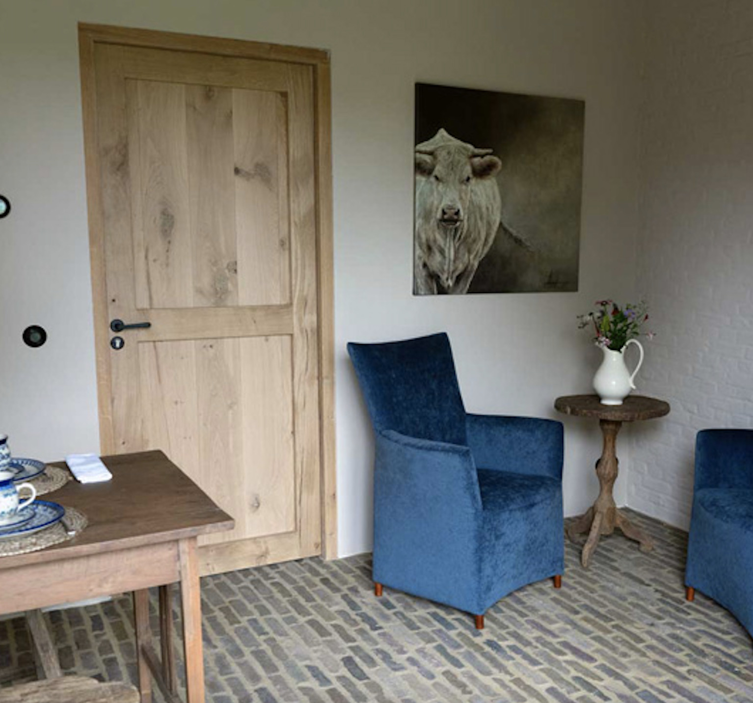 Blauwe fauteuils op de deel van de hoeve