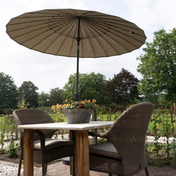 Tafeltje met parasol in de tuin bij het vakantiehuis