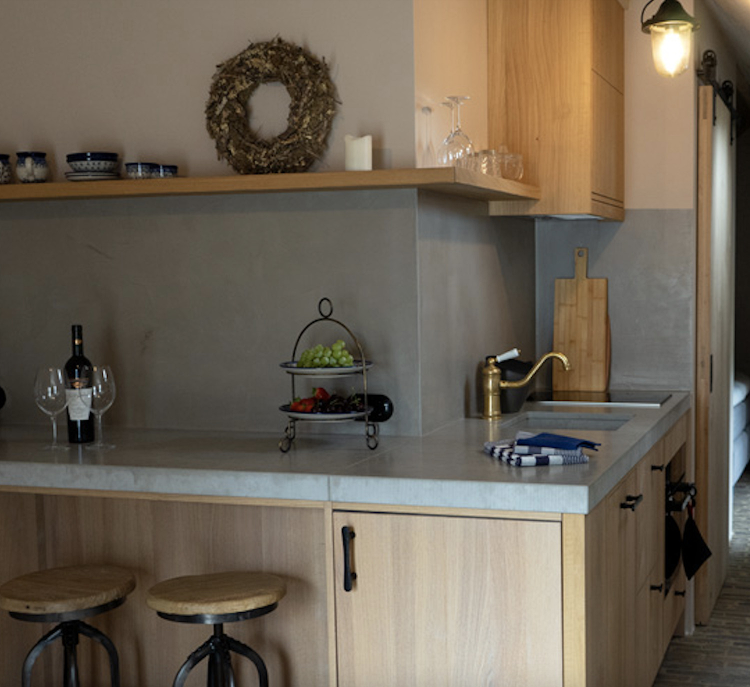 Keuken in het vakantiehuis met betonnen aanrecht