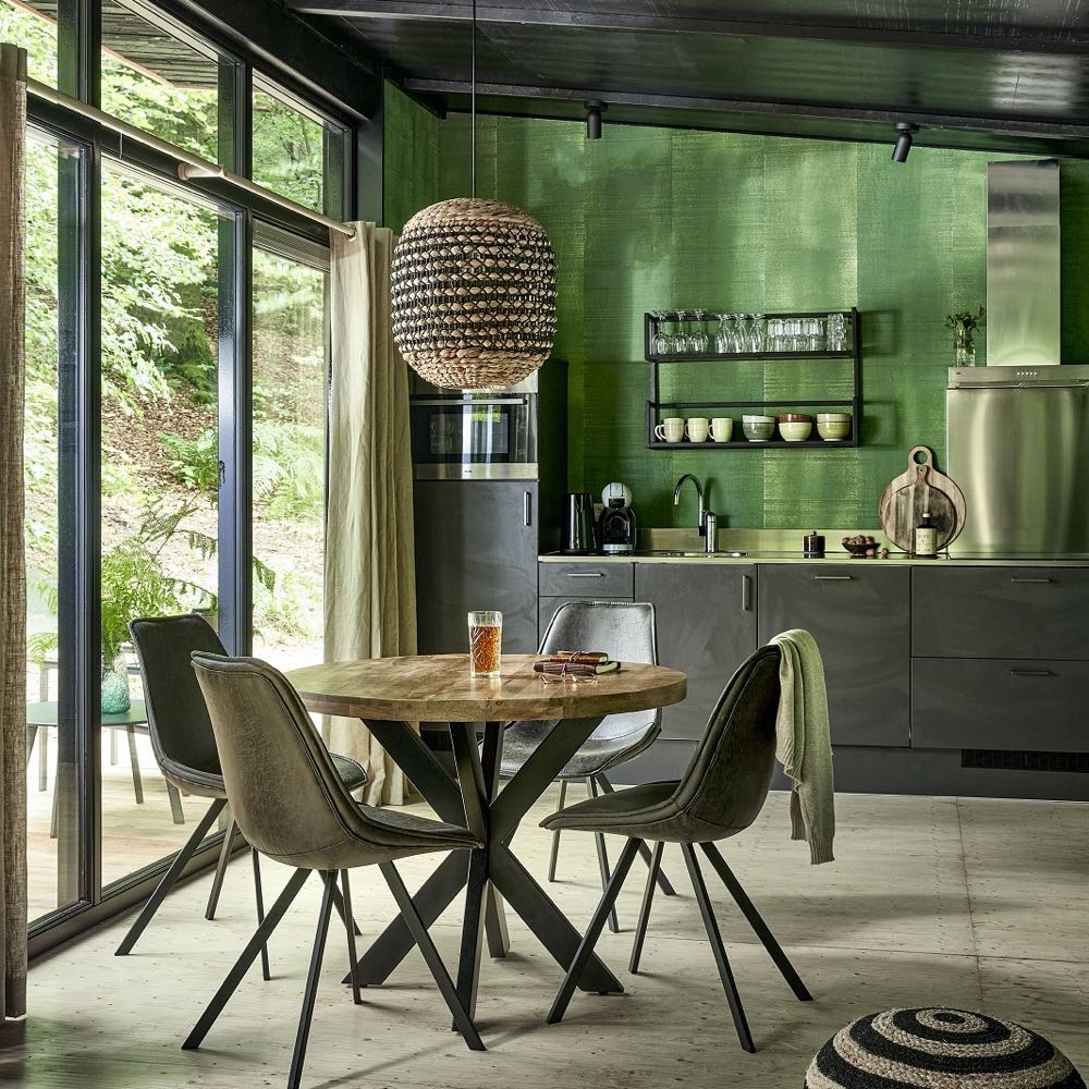 Moderne eethoek met groene muur in een cabin in Beekhuizen